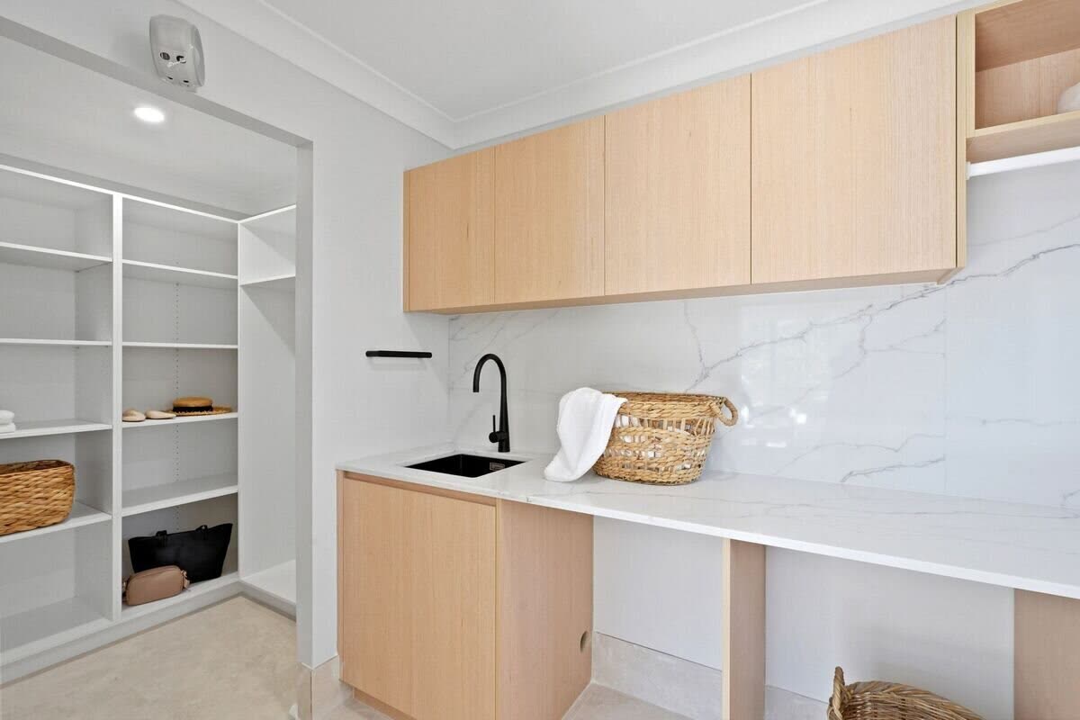 Butler pantry laundry with walk-in storage